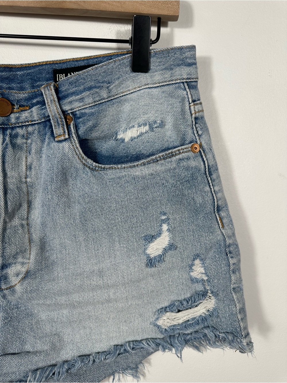 BLANKNYC Distressed Denim Cutoff Shorts Women’s Size 29 Light Wash Raw Hem - Picture 5 of 9